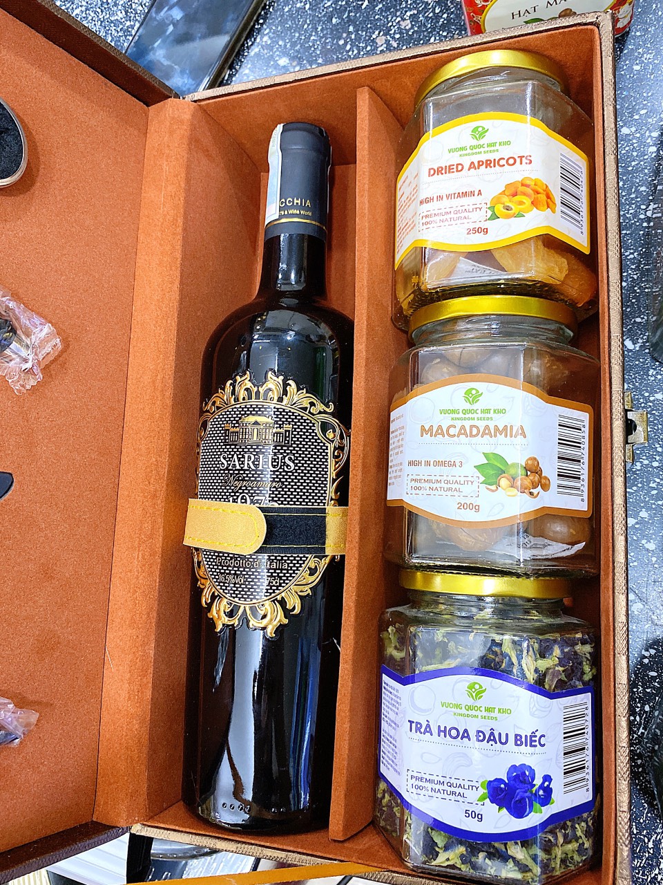 Hộp quà Tết cao cấp gồm rượu và hạt
