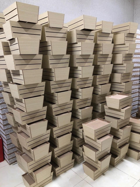 Trụ Gỗ 3 Nan Khay Đựng Giỏ Quà Tết