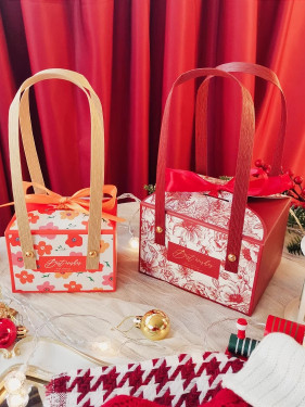 Hộp đựng bánh kẹo quà cưới quai cói tắt nơ họa tiết hoa thược dược kích thước 10.5x7.2x8.3cm