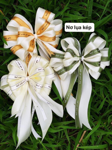 Nơ lụa kép đuôi dài trang trí giỏ quà Tết