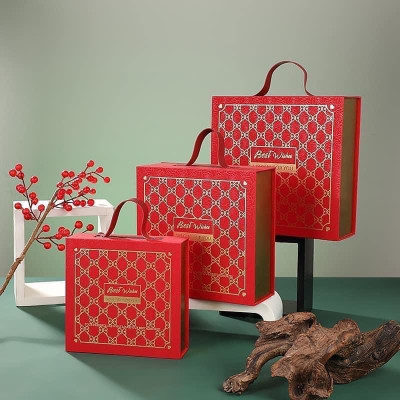 Hộp quai da hoạ tiết quả trám màu đỏ kích thước 20.4x20.8x8cm